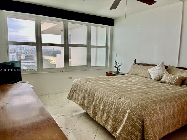 Building Photo - 3111 N Ocean Dr