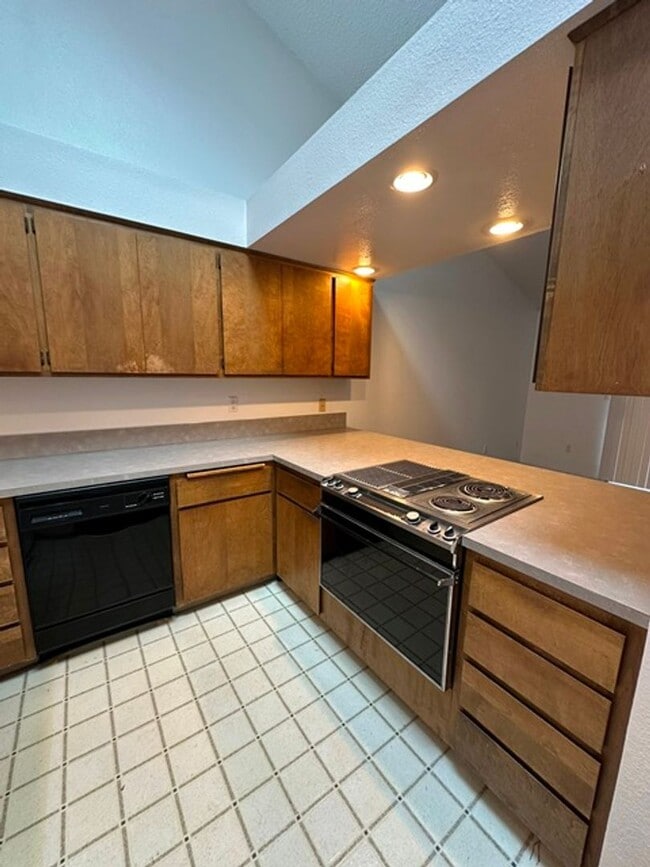 Building Photo - 2 Bedroom, 1 1/2 bath Townhome