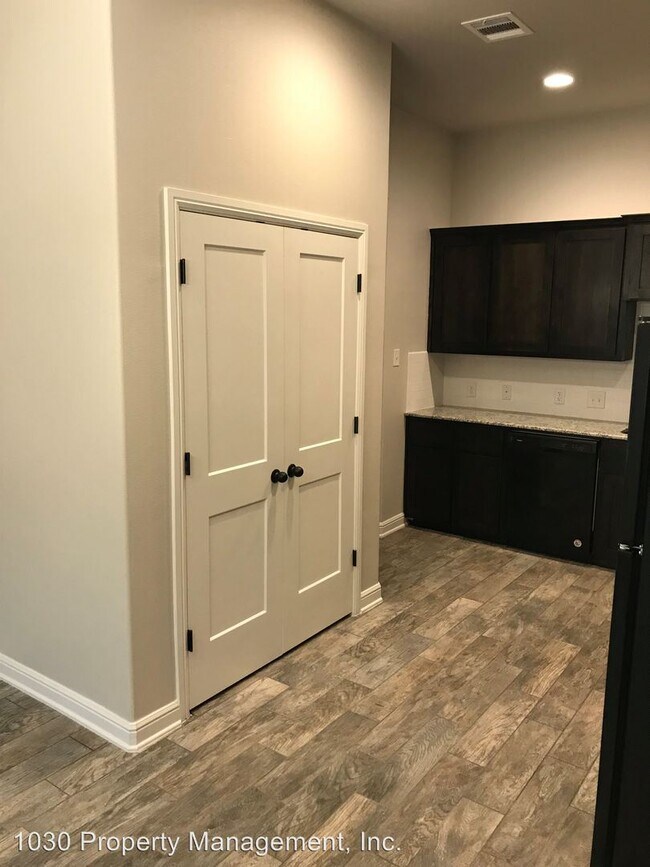 Foto del edificio - 5811 Luminous Ln