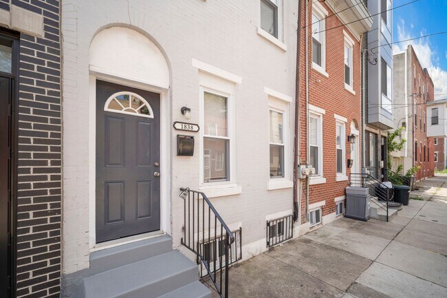 Building Photo - Spacious Newly Renovated 3 Bedroom Home!!