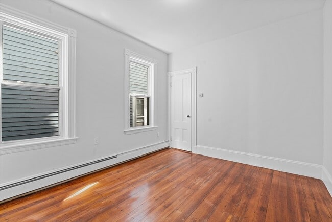 Building Photo - 401 E 7th St