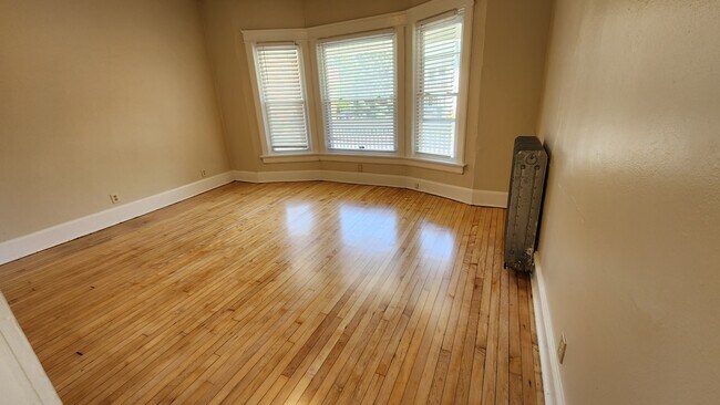 Foto del edificio - 3373 N Oakland Ave
