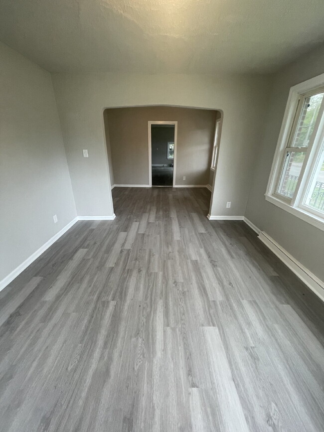 Building Photo - Spacious 5-bed house in Gary!