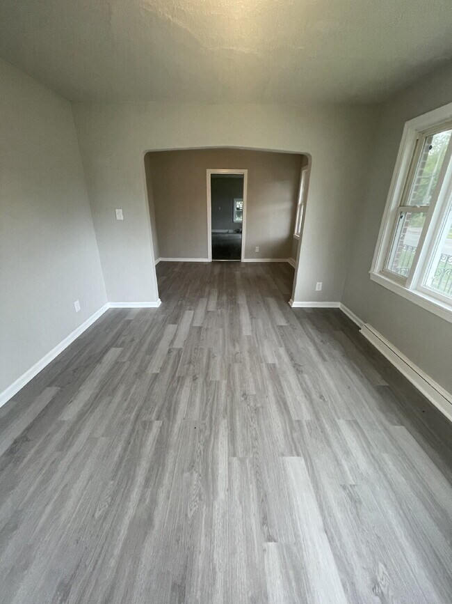 Foto del edificio - Spacious 5-bed house in Gary!