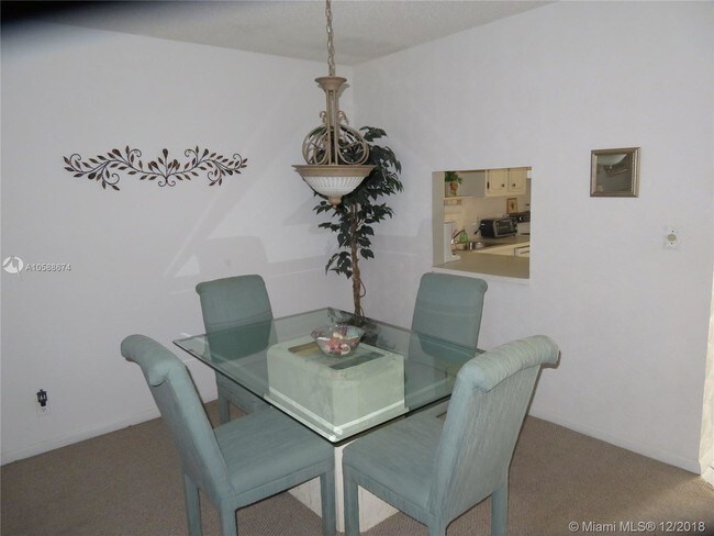 Foto del edificio - 1040 Country Club Dr