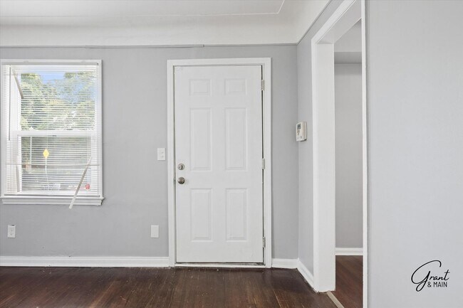 Foto del edificio - $1300 3 bedroom bungalow