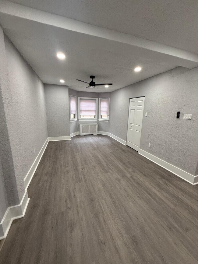 Foto del edificio - 215 W Walnut Ln