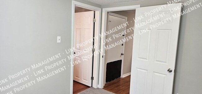 Foto del edificio - Completely Remodeled 2 Bedroom with a Huge...