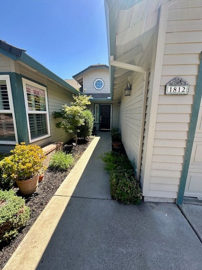 Building Photo - 3 BRM, 2 BATH & BONUS ROOM & SEVERAL OPTIO...