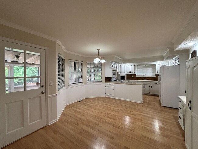 Foto del edificio - 5 BR/2.5BA | Sprawling Single Family Home | 2-Car Garage | Huge backyard!