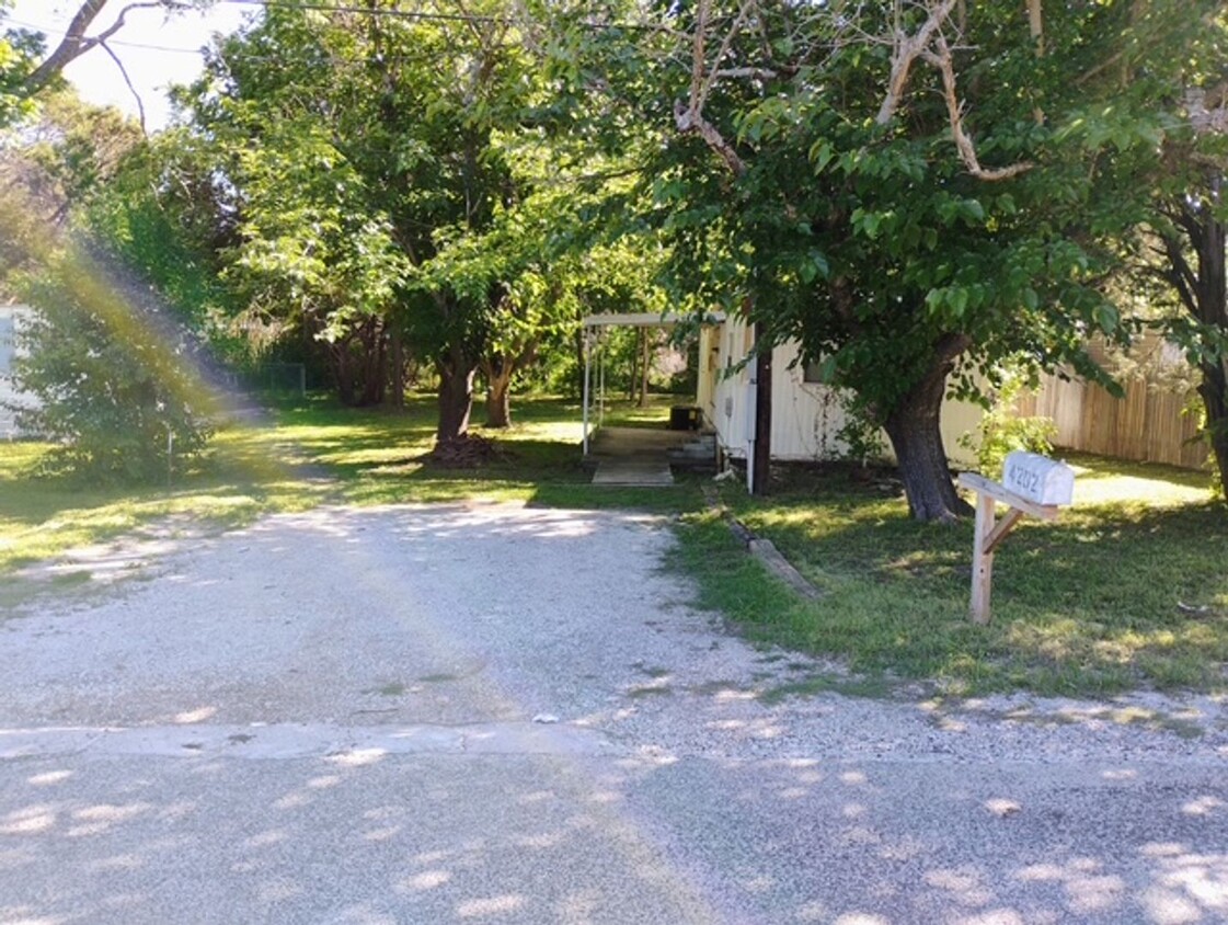 Primary Photo - 2 Bedroom 1 Bath home for rent in Granbury...