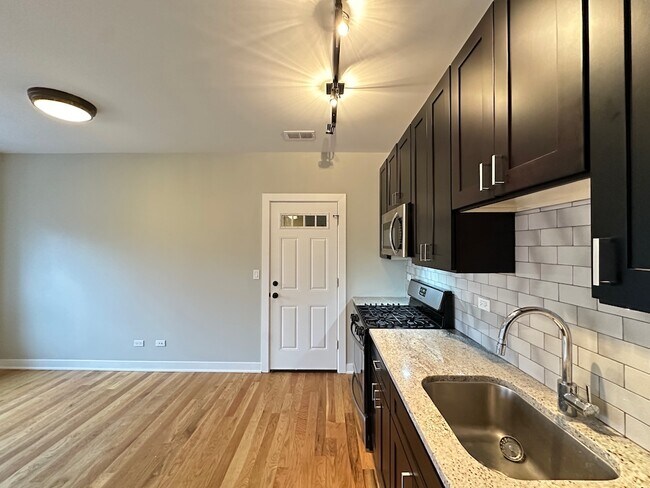 Foto del edificio - 2208 W Eastwood Ave