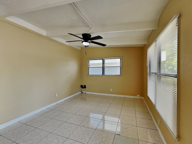 Foto del edificio - 8403 Libby Ln