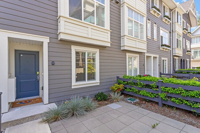 Photo du bâtiment - Luxury 4-Bedroom Townhome with 2-Car Garag...