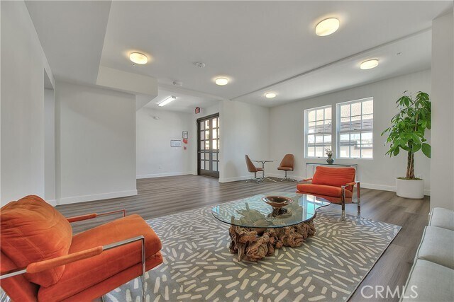 Foto del edificio - 501 W Foothill Blvd