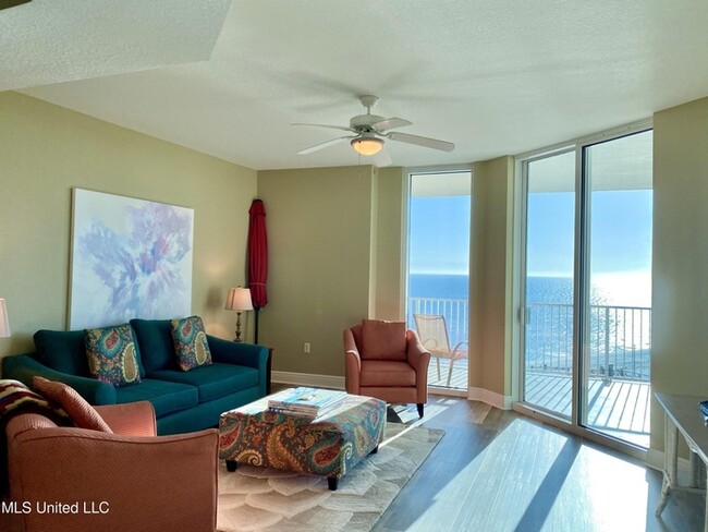 Building Photo - Stunning condo with perfect coastal breeze...