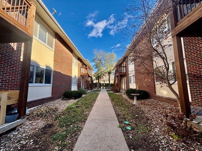 Foto del edificio - Charlotte Square - 3330-3368 Charlotte St.