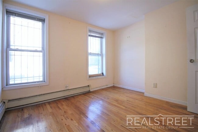 Building Photo - Charming 2-Bedroom Apartment with Roof Acc...