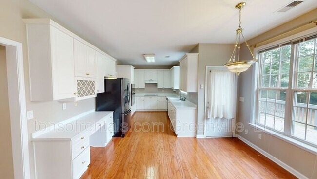 Building Photo - 606 Heathercrest Ct