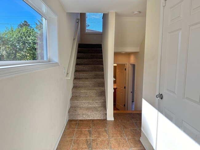 Building Photo - Spacious Townhome w/fully fenced back pati...