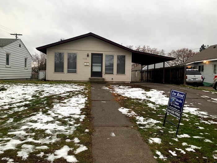 Foto principal - Northside 3 bed, 1 bath w/huge 2 car garage