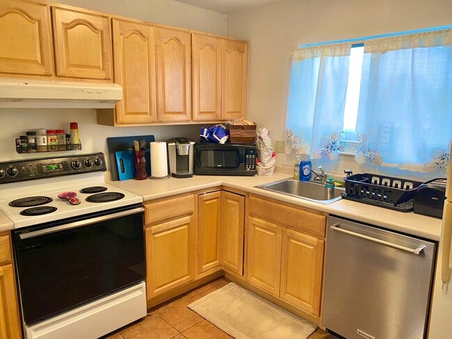 Kitchen, Floor 1 - 125 Governor Winthrop Rd