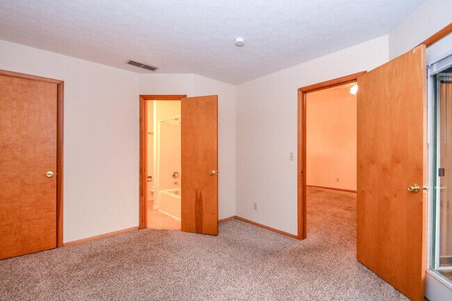 Building Photo - 543 E Smith Ave