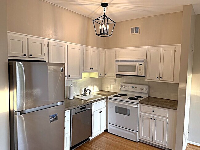 Building Photo - !!Gorgeous 1BR Apartment near South Capito...