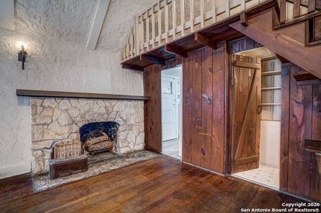 Building Photo - CHARMING LOFT IN WOODLAWN TERRACE