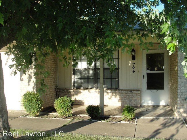 Building Photo - 706 SW Chaucer Dr