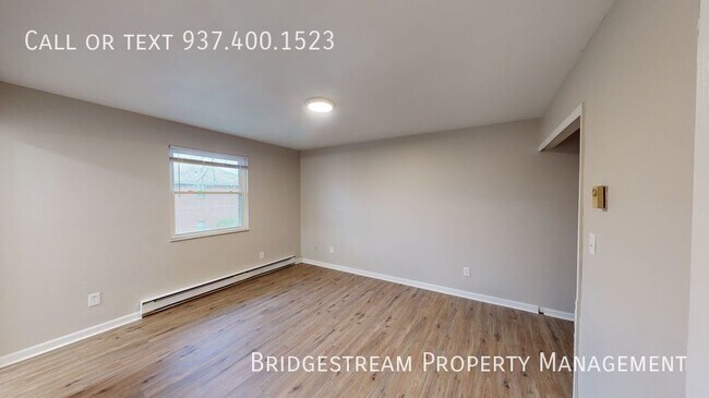 Building Photo - Beautiful 2 Bedroom Upper Level Unit in Tr...