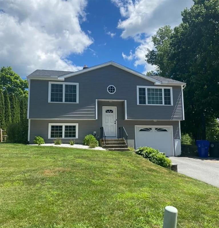 Foto principal - This newly renovated single family home