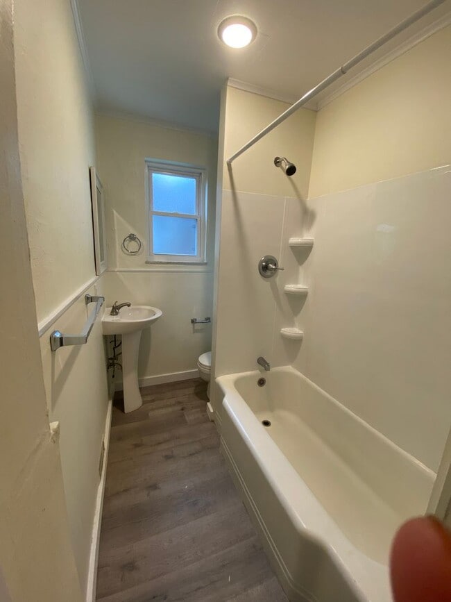 Foto del edificio - Updated 2BR Apartment with office now show...