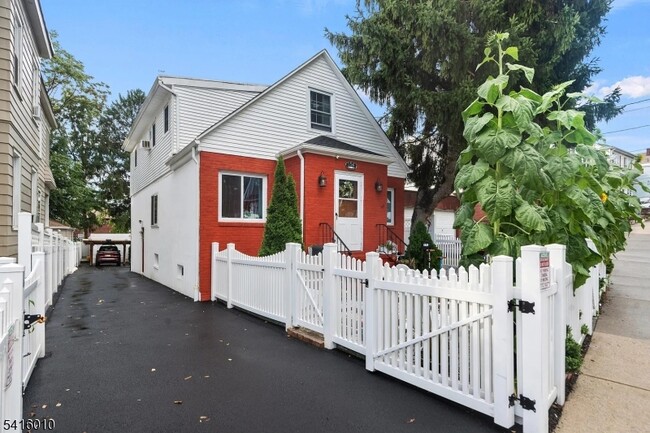 Building Photo - 356 Sherman St