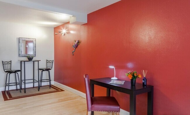 Building Photo - Pool-Side Condo in a Gated Community in Ma...