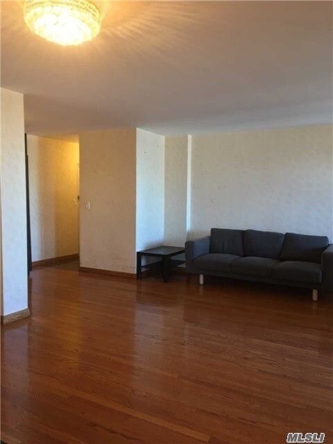 Foto del edificio - 97-07 63rd Dr