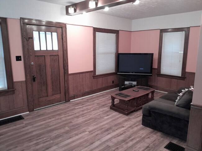 Building Photo - 121 E Ido Ave