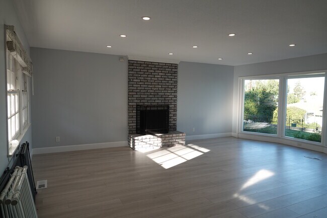 Building Photo - 4 Toprail Ln