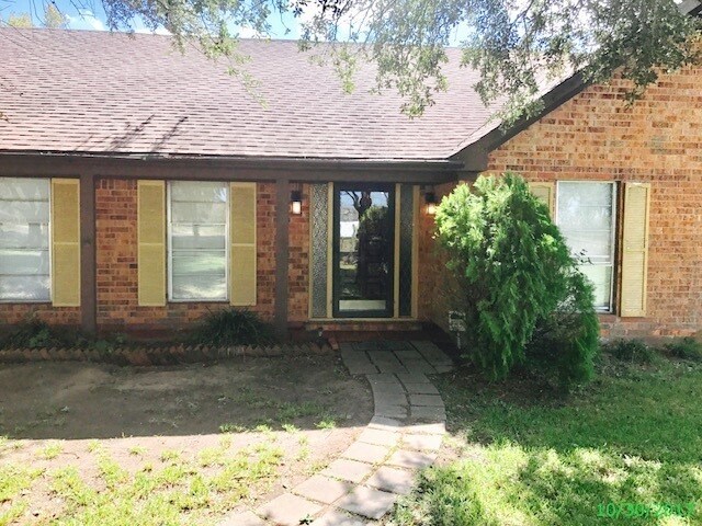 Foto del edificio - BIG 1 ACRE LOT HOME. HUGE MASTER BEDROOM O...
