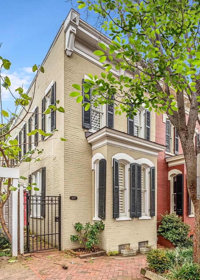 ¡Casa adosada de 3 niveles renovada en East Village de Georgetown! - 1237 29th St NW
