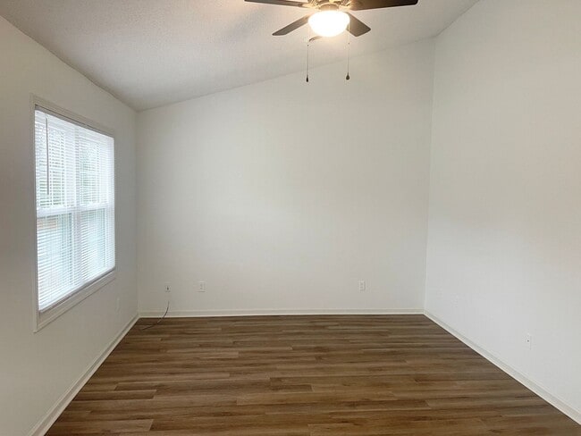 Building Photo - 209 Oakwood Ln