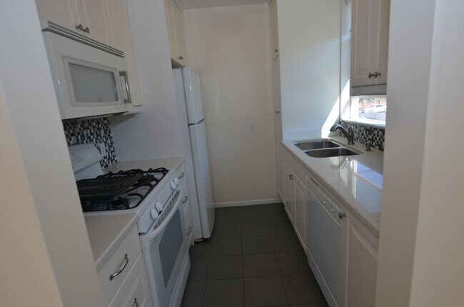 Building Photo - 2 Bedroom/1 Bath Unfurnished Back house 2n...