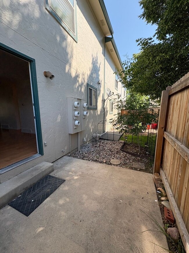Building Photo - Updated 3 Bedroom 2.5 Bath Townhome