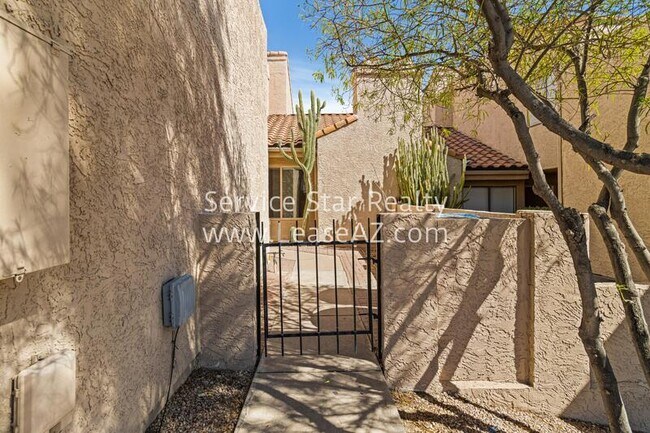 Building Photo - 308 E Larkspur Ln