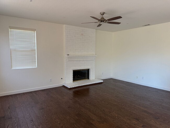 Building Photo - 841 Rosebud Dr