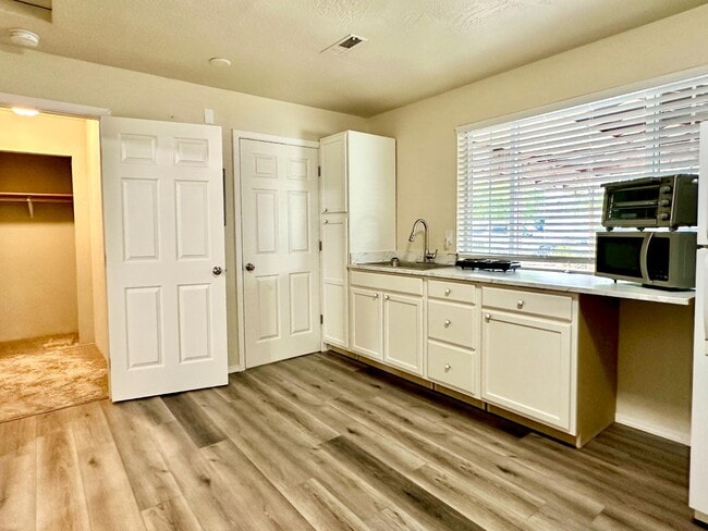 Building Photo - 1076 Sunrise Way