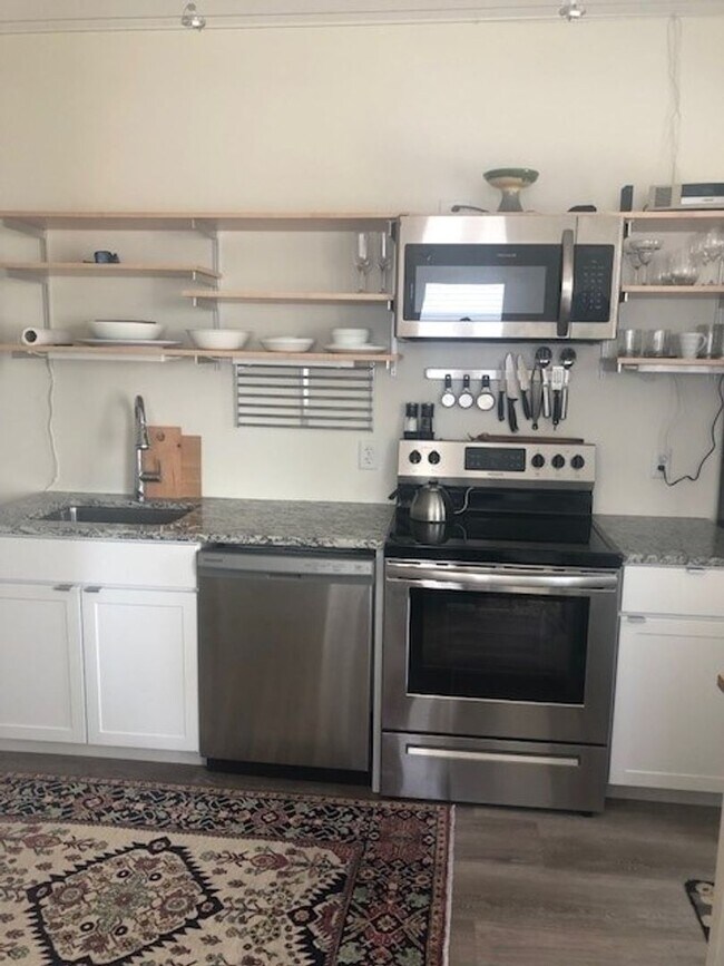 Building Photo - 1BR/1BA Condo Available Now!!  Fully Furni...