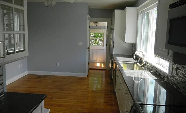Foto del edificio - 211 Powder House Blvd