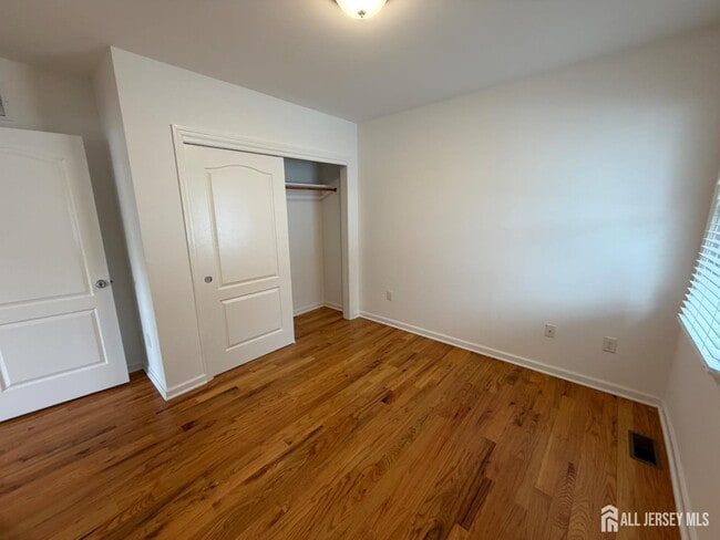 Building Photo - 16 E Kupsch St