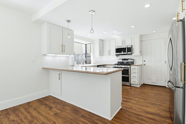 Foto del edificio - Stunning Upgraded 4BR Home with Pool in Desirable Rancho San Diego – Move-In Ready